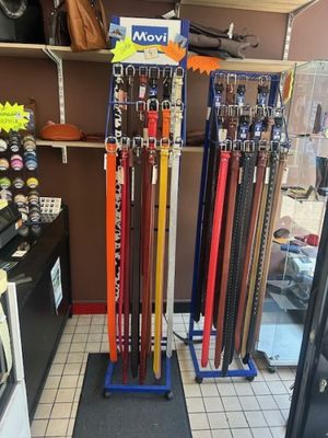 de nombreuses ceintures exposées dans un magasin