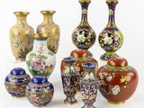 de nombreux vases de toutes sortes posés sur une surface blanche