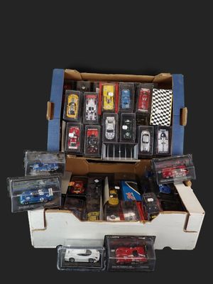 une boîte remplie de petites voitures qui s'y trouvent