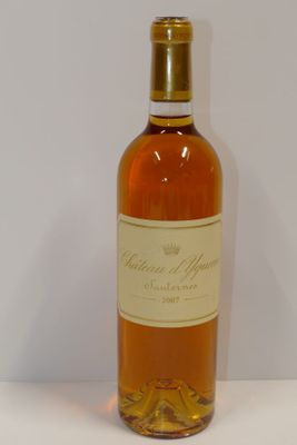 une bouteille de vin posée sur une table
