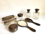 de nombreux types de brosses et de peignes posés sur la table