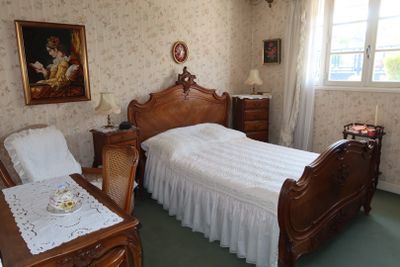 une chambre avec un lit et une table à l'intérieur