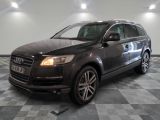 une photo d'un SUV Audi noir garé sur un sol à damier