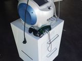 une machine posée sur une boîte