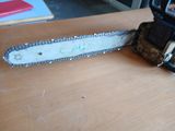 une tronçonneuse posée sur une table