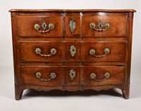 Commode à façade arbalète en noyer sculpté, ouvrant par quat… (photo 3)