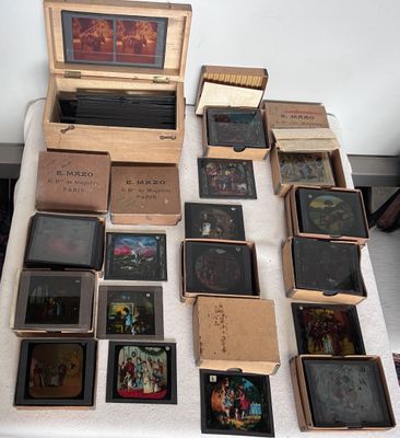 une table sur laquelle se trouvent un ordinateur portable et de nombreux autres objets