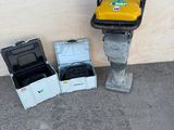 une boîte jaune et une boîte noire posées à côté d'une borne d'incendie jaune