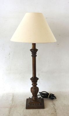 an image of a lamp that is sitting on a table