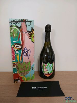 une bouteille de champagne posée à côté d'un livre sur une table
