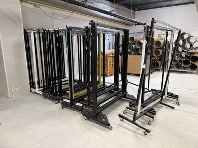 une pièce où se trouvent plusieurs racks d'équipements