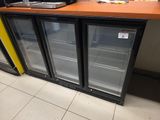 deux réfrigérateurs posés sur un comptoir dans un magasin