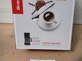 une boîte de café posée par terre