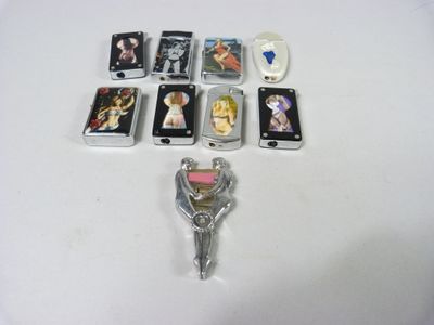 un grand nombre de téléphones portables posés sur une table