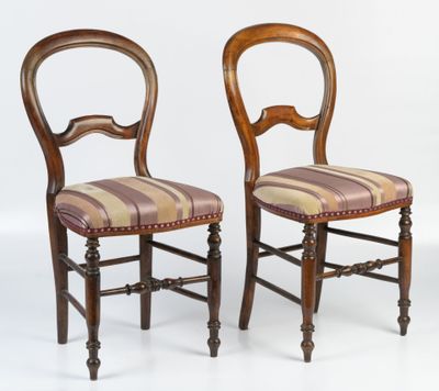 deux chaises en bois dont les assises sont recouvertes d'un tissu rayé sur fond blanc