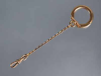une image représentant un porte-clés en or muni d'un anneau