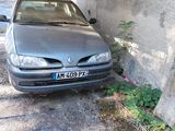 une voiture garée à côté d'un immeuble