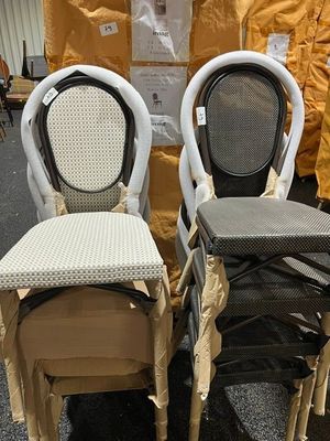 trois chaises sont disposées les unes à côté des autres devant un mur jaune