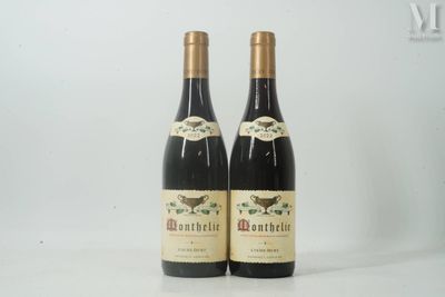 deux bouteilles de vin posées l'une à côté de l'autre sur une table