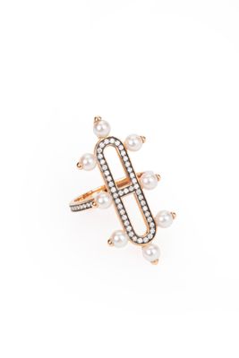 une bague en or ornée de perles et de diamants sur fond blanc