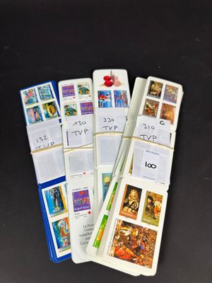 tout un tas de timbres de toutes sortes posés sur une table