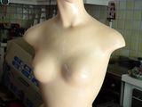 un mannequin assis sur un plan de travail dans une cuisine