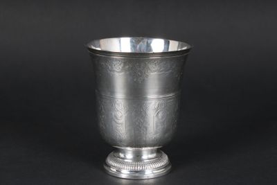 Timbale tulipe en argent. Elle repose sur une base à godrons… - Photo 1