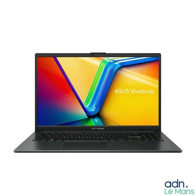 L'ordinateur portable ASUS VivoBook est allumé et prêt à l'emploi.