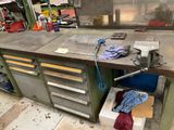 une image d'un établi avec beaucoup d'outils dessus