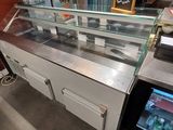 un comptoir surmonté d'une vitrine et d'un téléviseur