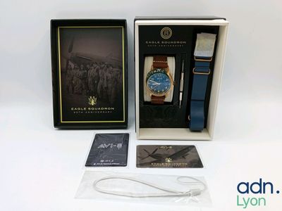 une boîte contenant une montre et d'autres objets