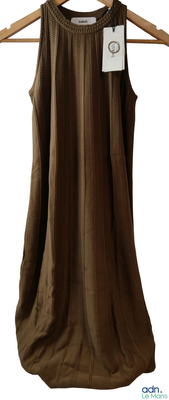 une robe marron suspendue à un cintre, avec une étiquette dessus