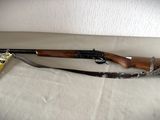 le fusil est posé sur la table, à côté du pistolet