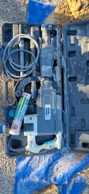 un outil qui se trouve dans la mallette posée par terre