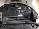 un robot noir posé sur une table