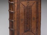 un vieux livre relié en cuir, orné d'un motif décoratif sur la couverture
