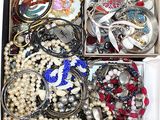 une boîte remplie de bijoux assortis sur une table