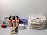 many items that are sitting on a table