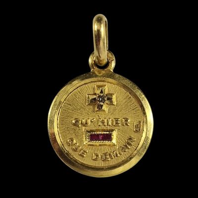 un gros plan d'une médaille d'or sur fond noir