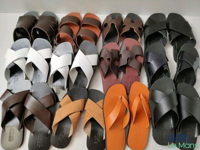 Lot de 12 paires de sandales de diverses pointures et marque…