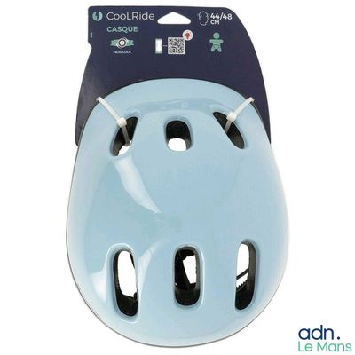une image montrant un gros plan d'un casque bleu sur fond blanc