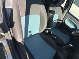 Les sièges arrière d'une petite voiture sont vides et prêts à être utilisés.