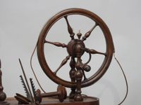 Rouet de table en bois tourné reposant sur quatre pieds en b… (photo 2)