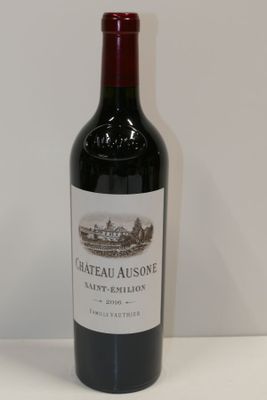 la bouteille de vin est posée sur la table à côté du mur