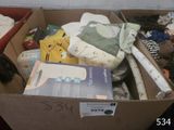 une boîte en carton remplie de vêtements pour bébé et de couches