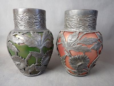 Paire de vases en verre irisé et décor appliqué d'étain, signée BOUKA,