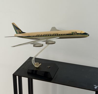 une maquette d'avion posée sur une table