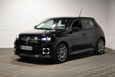 la photo d'une petite voiture noire garée dans un garage