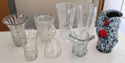 beaucoup de vases en verre posés sur une table