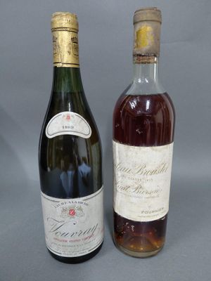 deux bouteilles de vin posées l'une à côté de l'autre sur une table